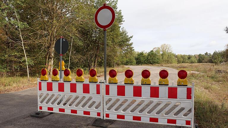 Ab 1. Februar wieder gesperrt: Die Panzerstraße durch den Kitzinger Klosterforst hat die längste Zeit als Abkürzung gedient. Ab 1. Februar wieder gesperrt: Die Panzerstraße durch den Kitzinger Klosterforst hat die längste Zeit als Abkürzung gedient.