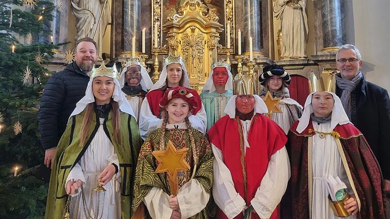 Auf dem Foto WGL Thomas Schuck,Lina Winter, Lovina Säger, Lisa Meisner, Greta Winter, Luana Säger, Sophia Reichert, Lena Schädler, Kilian Heilmann, Kirchenverwaltung Wolfgang Thein.