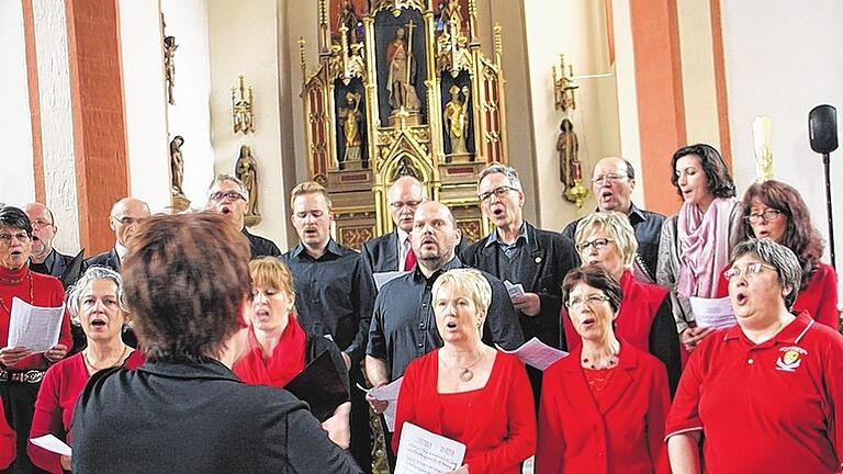 Beklatschte Premiere: das Allianzchörle unter Leitung von Andrea Lutsch bei seinem Auftritt in der Stadtpfarrkirche. Beklatschte Premiere: das Allianzchörle unter Leitung von Andrea Lutsch bei seinem Auftritt in der Stadtpfarrkirche.