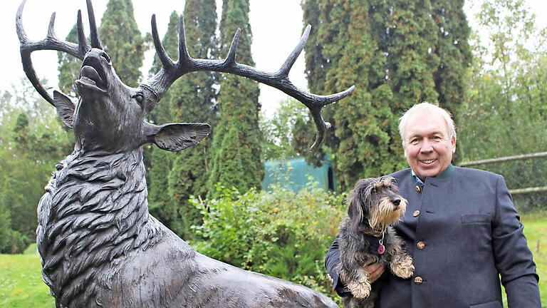 Harm Humburg mit seinem Jagdhund Anni vor einer alten, in Kupfer gegossenen Hirschplastik auf seinem Hof in Zeitlofs. Foto: Julia Raab - Harm Humburg mit seinem Jagdhund Anni vor einer alten, in Kupfer gegossenen Hirschplastik auf seinem Hof in Zeitlofs. Foto: Julia Raab Harm Humburg mit seinem Jagdhund Anni vor einer alten, in Kupfer gegossenen Hirschplastik auf seinem Hof in Zeitlofs. Foto: Julia Raab - Harm Humburg mit seinem Jagdhund Anni vor einer alten, in Kupfer gegossenen Hirschplastik auf seinem Hof in Zeitlofs. Foto: Julia Raab
