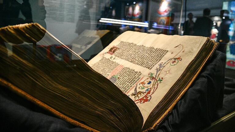 Seltene Gelegenheit: In der Ausstellung 'Elfenbein & Ewigkeit' zeigt die Universitätsbibliothek noch bis zum 30. Juni ihre wertvollsten Schätze. Seltene Gelegenheit: In der Ausstellung 'Elfenbein & Ewigkeit' zeigt die Universitätsbibliothek noch bis zum 30. Juni ihre wertvollsten Schätze. 