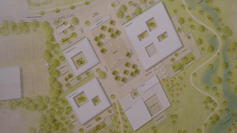 So sieht das Modell der Numrich Albrecht Klumpp Architekten (Berlin) fürs Schulzentrum aus: Im Bild links oben die Förderschule und unten die Realschule, rechts oben das Gymnasium und unten das Gebäude mit Sporthalle/Mensa.
