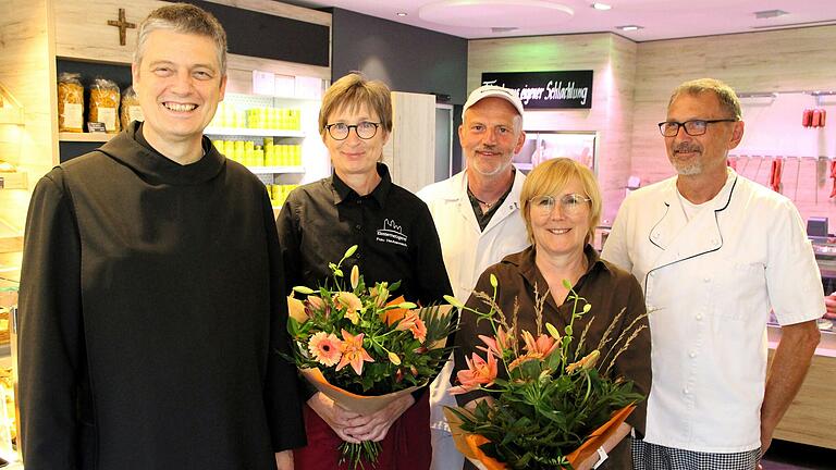 25 Jahre Klosterladen: Mit Blumen dankte Pater Christoph Gerhard (von links) den Urgesteinen Hildegard Haubenreich, Metzgermeister Alfred Kolerus, Margret Straßberger und Bäckermeister Leo Stöckinger für ihre Treue und ihren Einsatz. 25 Jahre Klosterladen: Mit Blumen dankte Pater Christoph Gerhard (von links) den Urgesteinen Hildegard Haubenreich, Metzgermeister Alfred Kolerus, Margret Straßberger und Bäckermeister Leo Stöckinger für ihre Treue und ihren Einsatz.