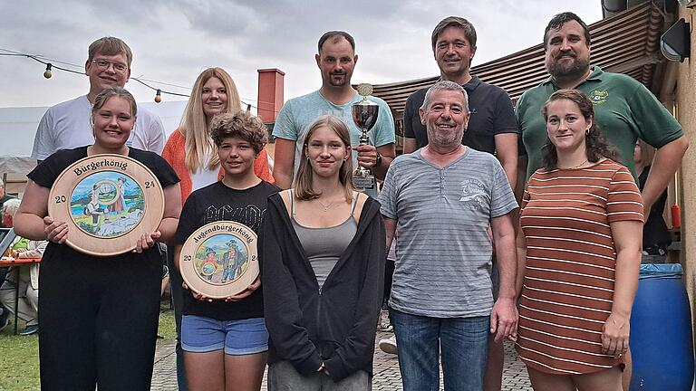 Auf dem Foto (hinten von links): Philipp Meyer, Katharina Kohles, Thomas Troll (FC Eintracht), Klaus Hadwiger, 1. Vorstand Michael Sterk; (vorne von links): Anne Krämer, Nele Pfannes, Lorena Georgie, Ottmar Förth, Laura Günther.