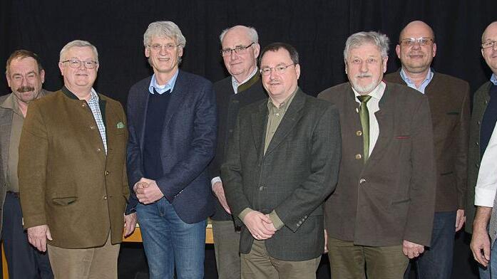 Sie führen den Jagdschutzverein Schweinfurt für die kommenden drei Jahre: (von links) Christian Deppert, Matthias Dreßler, Uwe Heimrich, Sigmund Stadler, Raimund Abele, Ehrenvorsitzender Wolf Pösl, Fritz Ritzmann, Wolfgang Senft, Thomas Höger, Cornelius Baumann und Theodor Eselgrimm.