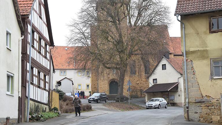 Über sechs Millionen Euro – zum größten Teil aus Mitteln des Freistaats – sollen im Rahmen der Dorferneuerung in Junkershausen gesteckt werden. Über sechs Millionen Euro – zum größten Teil aus Mitteln des Freistaats – sollen im Rahmen der Dorferneuerung in Junkershausen gesteckt werden.