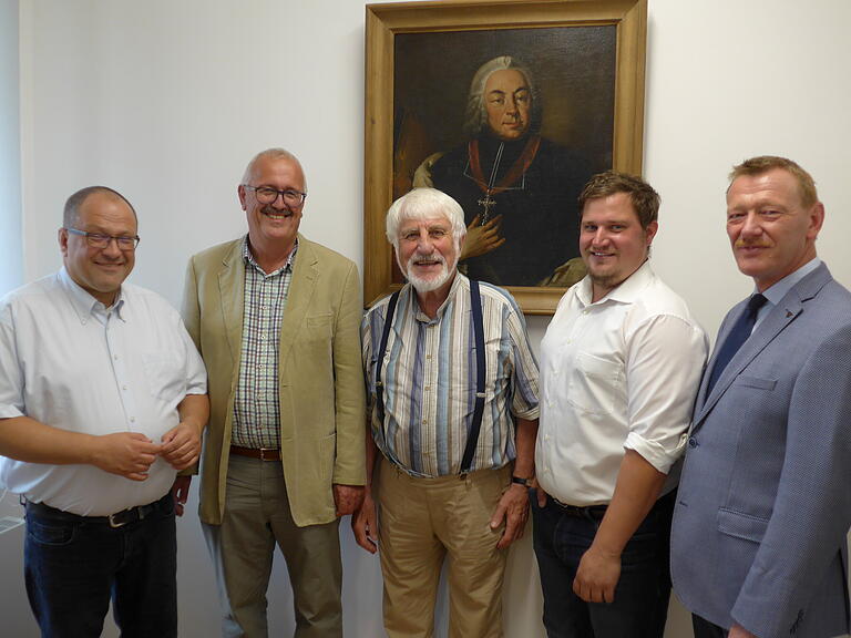 Drei Archive, ein Archivpfleger. Interkommunale Zusammenarbeit zwischen Röttingen, Gaukönigshofen und Ochsenfurt, von links: Martin Umscheid, Bernhard Rhein, Peter Wesselowsky, Georg Menig und Peter Juks Drei Archive, ein Archivpfleger. Interkommunale Zusammenarbeit zwischen Röttingen, Gaukönigshofen und Ochsenfurt, von links: Martin Umscheid, Bernhard Rhein, Peter Wesselowsky, Georg Menig und Peter Juks