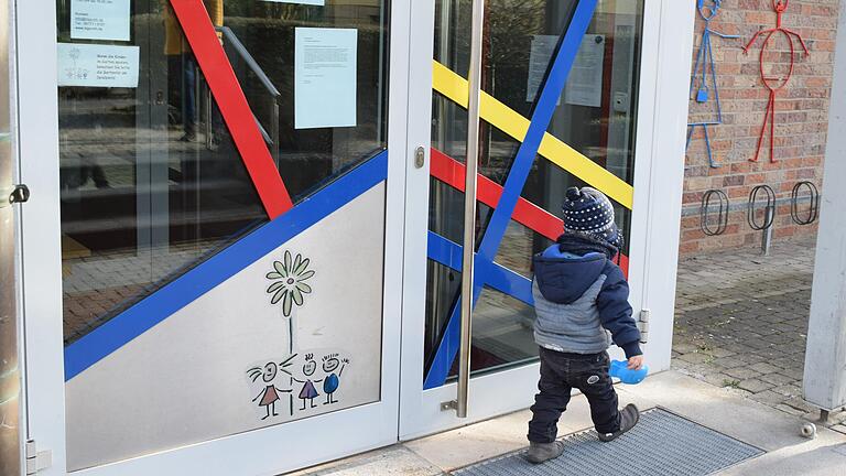 Vor verschlossenen Türen: Kindergärten und Schulen sind wegen des Coronavirus geschlossen. Dieser junge Mann schaute vergangene Woche bei einem Spaziergang mal bei seinem Kindergarten Mariä Himmelfahrt in Bad Neustadt vorbei.