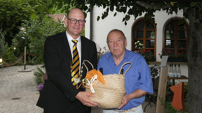 Mehr als sein halbes Leben, nämlich 48 Jahre, war Helmut Trautner (rechts) Stadtrat in Zeil und auch 24 Jahre Bürgermeister-Stellvertreter. Bürgermeister Thomas Stadelmann (links) sagte: 'Er hat das gesellschaftliche Leben in Zeil wesentlich mitgestaltet und geprägt'.