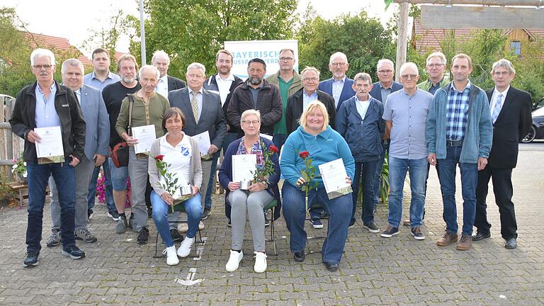 Sie wurden bei der Sonderehrung des DFB für ihr Engagement in ihren Vereinen ausgezeichnet. Stehend von links: Josef Weigand (TSV Thundorf), Kreisschiedsrichter-Obmann Harald Schreiber, Kreisjuniorenleiter Alexander Schreiner, Jürgen für Bettina Schömig (SpVgg Haard), Volker Gunzenheimer (TSV Ostheim), Kreisvorsitzender Rainer Lochmüller, Volker Barthelmes (FC Poppenlauer), Helmut Schmittroth (TSV Gauaschach), Eckard Geiß (TSV Mühlfeld), Axel Braun für Anne Möller (VfR Stadt Bischofsheim), Ralf Leifer (TV Sondheim/Gr.), Hubert Schott (FC Eltingshausen), Wolfgang Kolano (TSV Aubstadt), Thomas Leiner (SV Garitz), Ludwig Pratska (TSV Aschach), Manfred Fröhlich (SV Riedenberg), Christian Schmitt (TSV Mellrichstadt) und Kreisehrenamtsbeauftragter Klaus Eisenmann. Sitzend von links: Angelika Zehner (SG Oberleichtersbach), Gabi für Karl-Heinz Straub (FSV Hohenroth) und Anja Seufert (FFC Bastheim-Burgwallbach).