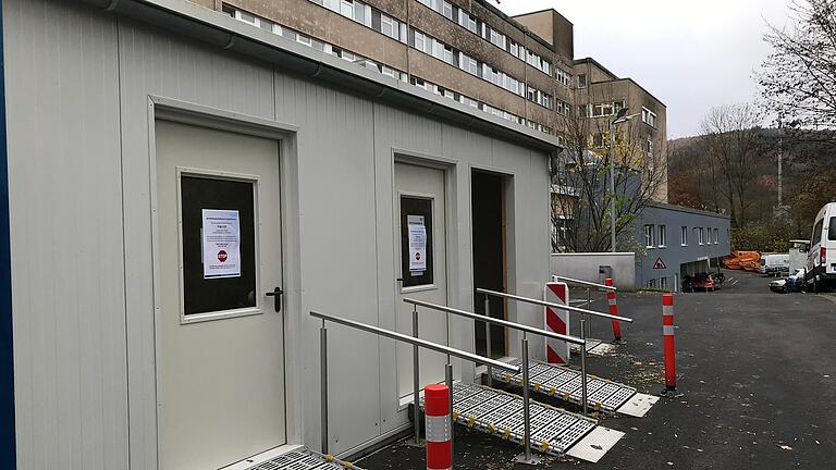 Der ärztliche Bereitschaftsdienst der Kassenärztlichen Vereinigung Bayern praktizierte seit Corona und bis zur Schließung diesen Freitag in Containern hinter dem Lohrer Kreiskrankenhaus.