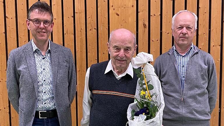 Roman Hahn wurde als langjähriges Mitglied der Vorstandschaft verabschiedet. Das Foto zeigt (von links): Klaus Roth, Roman Hahn und Norbert Endres.