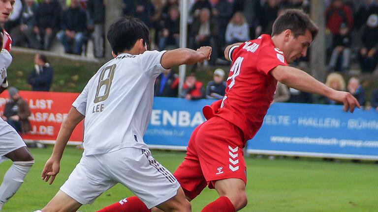 Bayern Münchens Hyunju Lee (vorne links) bringt Ben Müller vom TSV Aubstadt aus dem Gleichgewicht.