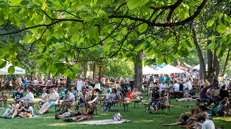 Schön Grün ist der Ringpark auf jeden Fall, beim großen Ringparkfest in Würzburg an diesem Wochenende: Die Schirme und Blätterkronen könnten in diesem Jahr auch ganz hilfreich sein (Archivbild).&nbsp;