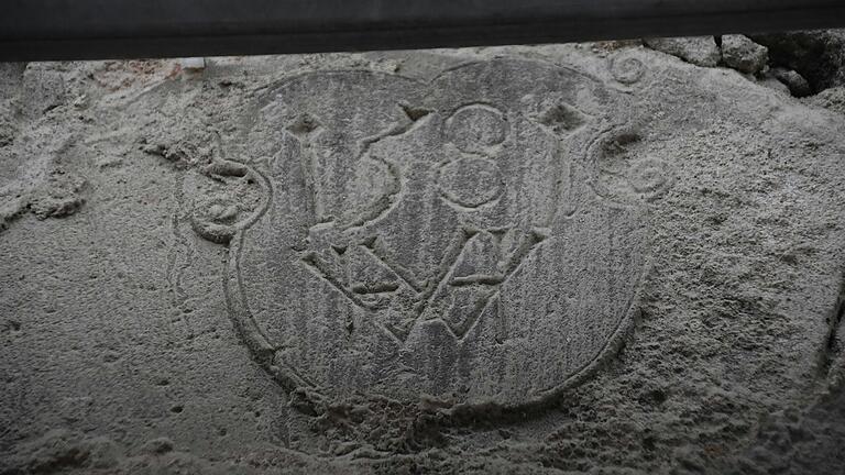 Die Inschrift, die während der Sanierung gefunden wurde, zeigt an, dass das Haus schon 1581 gebaut wurde, nicht erst, wie bisher angenommen im Jahr 1614. Die Inschrift, die während der Sanierung gefunden wurde, zeigt an, dass das Haus schon 1581 gebaut wurde, nicht erst, wie bisher angenommen im Jahr 1614. 