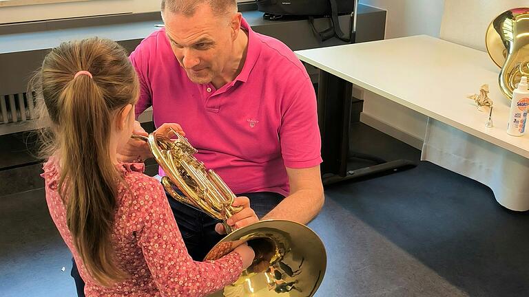 Interessierte Besucherinnen und Besucher konnten am Tag der offenen Tür der Sing- und Musikschule Würzburg Instrumente ausprobieren und sich von den Lehrkräften über das Angebot der Musikschule beraten lassen. Interessierte Besucherinnen und Besucher konnten am Tag der offenen Tür der Sing- und Musikschule Würzburg Instrumente ausprobieren und sich von den Lehrkräften über das Angebot der Musikschule beraten lassen.