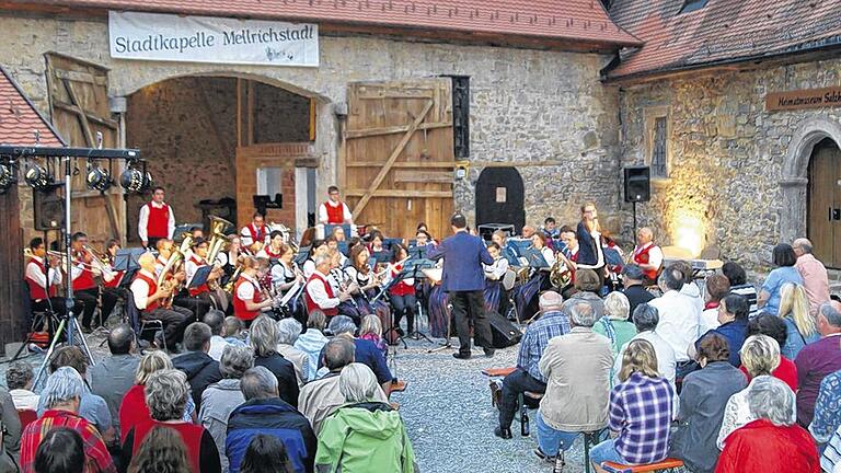 Gelungene Premiere: Die Stadtkapelle Mellrichstadt bot ein bemerkenswertes Open-Air-Konzert mit Film- und Musicalmelodien vor ebenso eindruckvoller Kulisse im Fronhof. Gelungene Premiere: Die Stadtkapelle Mellrichstadt bot ein bemerkenswertes Open-Air-Konzert mit Film- und Musicalmelodien vor ebenso eindruckvoller Kulisse im Fronhof.