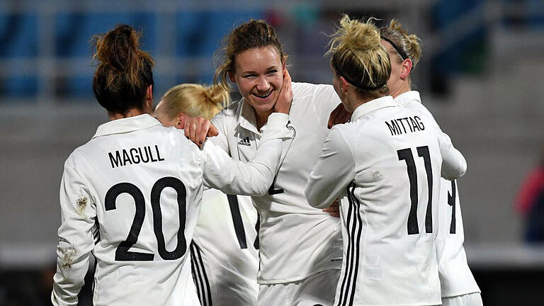 Ausgleich       -  Deutschlands Lina Magull, Josephine Henning und Anja Mittag (v.l.) freuen sich über das 1:1 durch Henning. Foto: Hendrik Schmidt