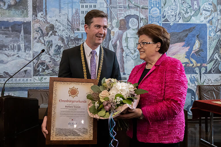 Oberbürgermeister Christian Schuchardt überreicht Barbara Stamm am 29. Mai 2019 die Ehrenbürgerschaft der Stadt Würzburg. Oberbürgermeister Christian Schuchardt überreicht Barbara Stamm am 29. Mai 2019 die Ehrenbürgerschaft der Stadt Würzburg.