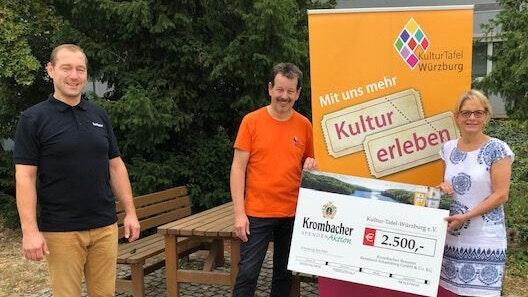 Freudige Gesichter bei der Spendenübergabe: Lars-Gunnar Schad (Krombacher Brauerei), Vorschlaggeber Stefan Kern (Schatzmeister Kultur-Tafel) und Marion Gut (Vorsitzende Kultur-Tafel).