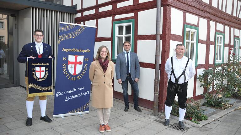 Freuen sich über die gute Ausstattung der Musikkapellen: Niklas Lurz (von links), Hannah-Rabea Grübl, 3. Bürgermeister von Stadtlauringen Heiko Zimny und Gerald Krug. Freuen sich über die gute Ausstattung der Musikkapellen: Niklas Lurz (von links), Hannah-Rabea Grübl, 3. Bürgermeister von Stadtlauringen Heiko Zimny und Gerald Krug.