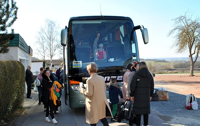 Der Bus von der ungarisch-ukrainischen Grenze ist angekommen, erste Flüchtlinge steigen aus. Der Bus von der ungarisch-ukrainischen Grenze ist angekommen, erste Flüchtlinge steigen aus.