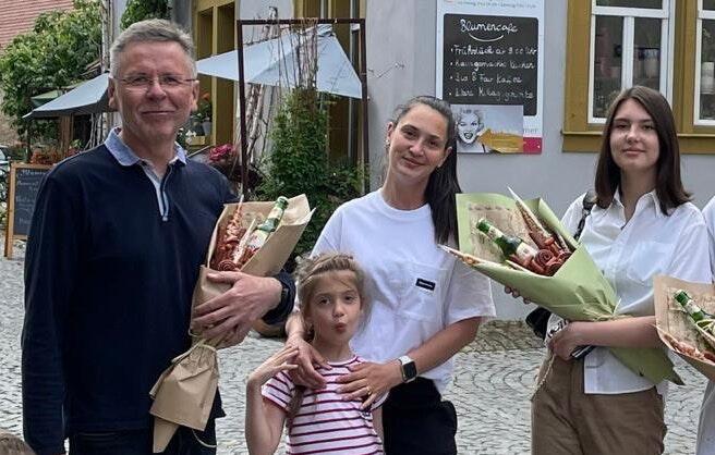Eine 'Zuckertüte' für den ehrenamtlichen Helfer Klaus Fröhlich (zweiter von links). Maryna (Mitte) hatte ihm als Dankeschön für seine Hilfe einen Strauß mit kleinen Aufmerksamkeiten zusammengestellt. Eine 'Zuckertüte' für den ehrenamtlichen Helfer Klaus Fröhlich (zweiter von links). Maryna (Mitte) hatte ihm als Dankeschön für seine Hilfe einen Strauß mit kleinen Aufmerksamkeiten zusammengestellt. 