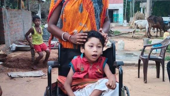 Der Verein hilft schwerkranken Kindern wie diesem Jungen Rohit, der einen Rollstuhl erhielt Der Verein hilft schwerkranken Kindern wie diesem Jungen Rohit, der einen Rollstuhl erhielt