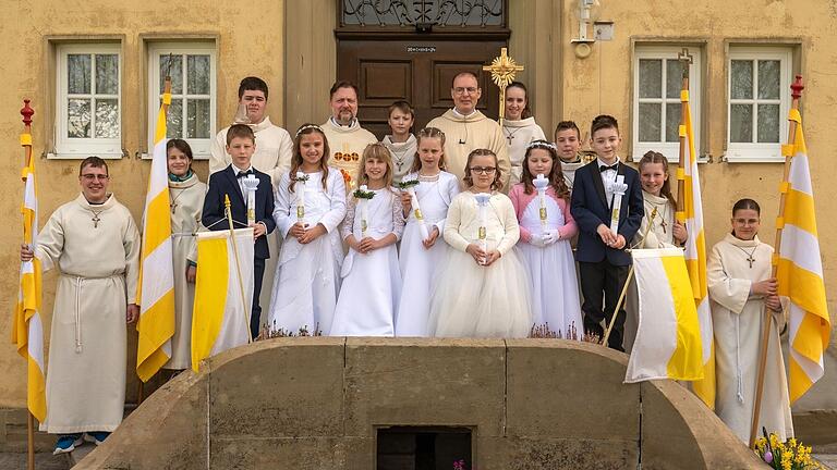 Im Bild: Kommunionkinder mit Pfr. Reder, Diakon Becker und den Ministranten.