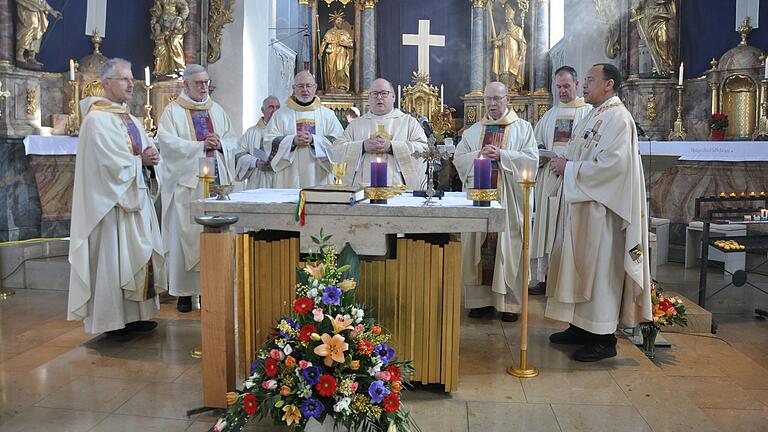 Die Priester, die Pfarrer Andreas Engert auf seinen 25 Jahren als Priester begleitet haben und begleiten, feiern gemeinsam den Festgottesdienst. Zweiter von links ist Festprediger Robert Borawski, in der Mitte der Jubilar.