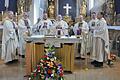 Die Priester, die Pfarrer Andreas Engert auf seinen 25 Jahren als Priester begleitet haben und begleiten, feiern gemeinsam den Festgottesdienst. Zweiter von links ist Festprediger Robert Borawski, in der Mitte der Jubilar.