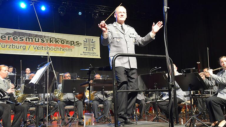 Oberstleutnant Roland Kahle dirigierte das Heeresmusikkorps und manchmal auch das Publikum.