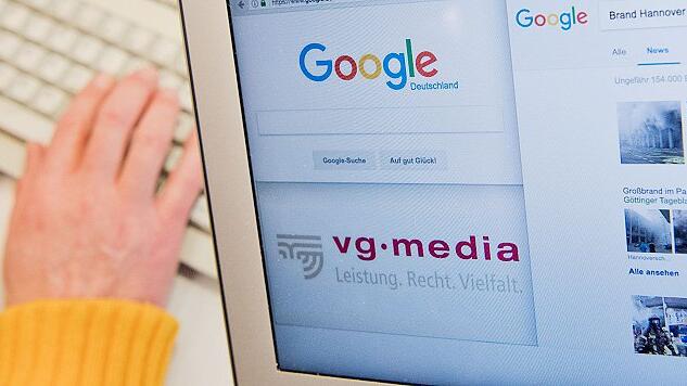 VG Media vs. Google       -  Auf einem Computermonitor sind die Startseite der Suchmaschine Google, die Homepage der Verwertungsgesellschaft VG Media sowie eine Nachrichtensuche auf Google zu sehen. Der Streit um ein europaweites Schutzrecht für Presseverlage wird seit Jahren geführt.