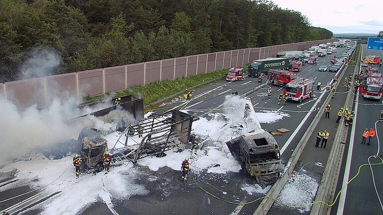 Eine große Rauchsäule war am Donnerstagnachmittag über der A3 bei Kist zu sehen: Drei Lastkraftwagen sind nach einem Unfall in Brand geraten und komplett ausgebrannt.