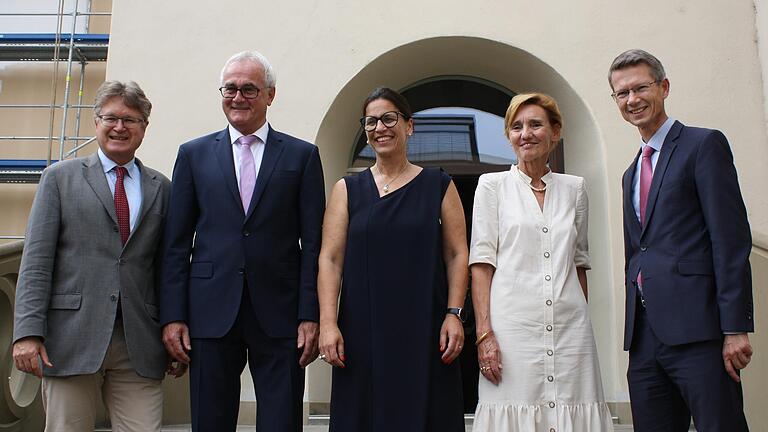 Ein Amtswechsel an den Walther-Rathenau-Schulen. Im Bild von links: Sozialreferent Jürgen Montag, Schulleiter Roland Eirich, die neue Schulleiterin Kerstin Petz, die Ministerialbeauftragte für Gymnasien in Unterfranken Monika Zeyer-Müller und OB Sebastian Remele.