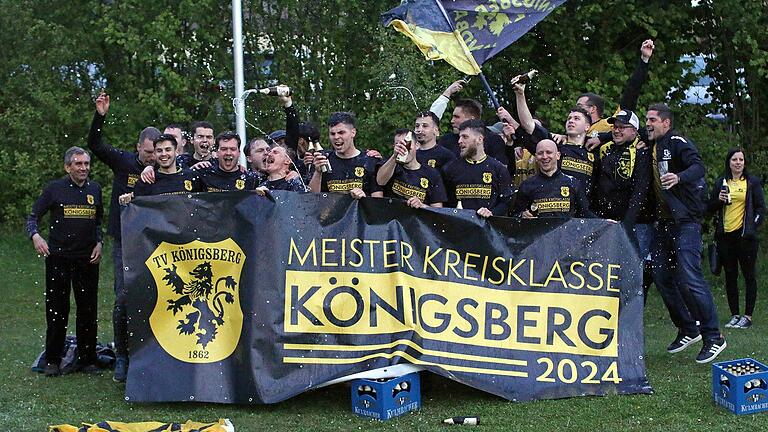 Die direkte Rückkehr in die Kreisliga ist fix: Die Meistermannschaft des TV Königsberg in der Kreisklasse 3.