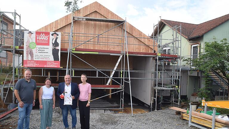 Richtfest am Kindergarten-Anbau: Architekt Florian Baier, Leiterin Franziska Thierauf, Bürgermeister Rainer Ott und Anett Kießlich vom BRK (von links) freuen sich, dass bisher alles funktioniert hat.