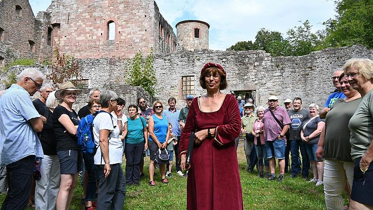 Als Gräfin Margarethe führte Rosi Weber am Sonntag sehr viele Gäste durch die Ruine Schönrain.