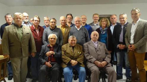 35 Mitglieder wurden in der Generalversammlung des FC Bad Brückenau geehrt: (von links stehend): Axel Dietrich, Volker Barthelmes, Winfried Bott, Harald Gensichen, Christian Rimey, Manfred Hüfner, Hans-Jürgen Storch, Dieter Stock, Ralf Kessler, Karl Rüger, Imre Markovics, Peter Karl, Gerlinde Probeck, Georg Zeitz, Norbert Kern, Stefan Richter; sitzend: Willy Dernbach, Dr. Karl Oswald und Hermann Kastner. Foto: Wolfram Vorndran - 35 Mitglieder wurden in der Generalversammlung des FC Bad Brückenau geehrt: (von links stehend): Axel Dietrich, Volker Barthelmes, Winfried Bott, Harald Gensichen, Christian Rimey, Manfred Hüfner, Hans-Jürgen Storch, Dieter Stock, Ralf Kessler, Karl Rüger, Imre Markovics, Peter Karl, Gerlinde Probeck, Georg Zeitz, Norbert Kern, Stefan Richter; sitzend: Willy Dernbach, Dr. Karl Oswald und Hermann Kastner. Foto: Wolfram Vorndran 35 Mitglieder wurden in der Generalversammlung des FC Bad Brückenau geehrt: (von links stehend): Axel Dietrich, Volker Barthelmes, Winfried Bott, Harald Gensichen, Christian Rimey, Manfred Hüfner, Hans-Jürgen Storch, Dieter Stock, Ralf Kessler, Karl Rüger, Imre Markovics, Peter Karl, Gerlinde Probeck, Georg Zeitz, Norbert Kern, Stefan Richter; sitzend: Willy Dernbach, Dr. Karl Oswald und Hermann Kastner. Foto: Wolfram Vorndran - 35 Mitglieder wurden in der Generalversammlung des FC Bad Brückenau geehrt: (von links stehend): Axel Dietrich, Volker Barthelmes, Winfried Bott, Harald Gensichen, Christian Rimey, Manfred Hüfner, Hans-Jürgen Storch, Dieter Stock, Ralf Kessler, Karl Rüger, Imre Markovics, Peter Karl, Gerlinde Probeck, Georg Zeitz, Norbert Kern, Stefan Richter; sitzend: Willy Dernbach, Dr. Karl Oswald und Hermann Kastner. Foto: Wolfram Vorndran