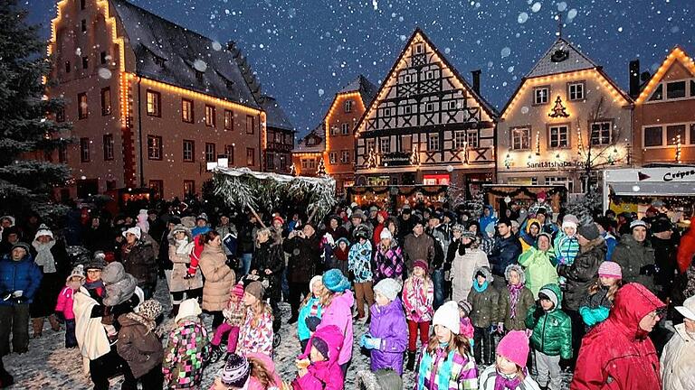 Zum Idealbild eines Adventsmarkts gehört Schnee. Doch auch wenn am 3. und 4. Dezember in Gerolzhofen keine Flocken rieseln sollten, wird der Adventsmarkt sicher wieder ein Anziehungspunkt. Zum Idealbild eines Adventsmarkts gehört Schnee. Doch auch wenn am 3. und 4. Dezember in Gerolzhofen keine Flocken rieseln sollten, wird der Adventsmarkt sicher wieder ein Anziehungspunkt.
