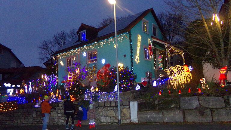 Unzählige Lichter schmücken das Haus von Andrea Steinmetz und Michael Nowack.