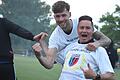 Mission erfüllt: Fabio Paunack und Trainer Michél Keller (vorne) vom FC Röthlein/Schwebheim jubeln nach dem 3:2 gegen Geiselwind über den Kreisklassen-Aufstieg.