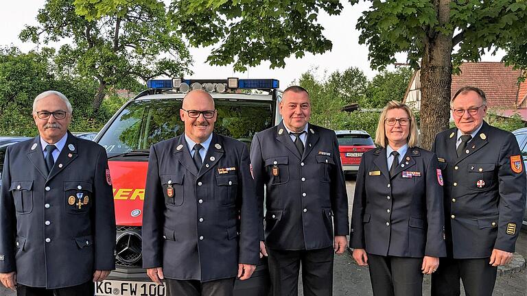Die Ehrennadel in Bronze des Kreisfeuerwehrverbandes erhielten die Schiedsrichter Martin Hohmann (von links) und Walter Muth sowie Ex-Kommandant Horst Krapf; die Ehrennadel in Silber verlieh Kreisbrandrat Benno Metz (rechts) an Birgit Below, Fraue...       -  Die Ehrennadel in Bronze des Kreisfeuerwehrverbandes erhielten die Schiedsrichter Martin Hohmann (von links) und Walter Muth sowie Ex-Kommandant Horst Krapf; die Ehrennadel in Silber verlieh Kreisbrandrat Benno Metz (rechts) an Birgit Below, Frauenbeauftragte des Kreisverbandes.
