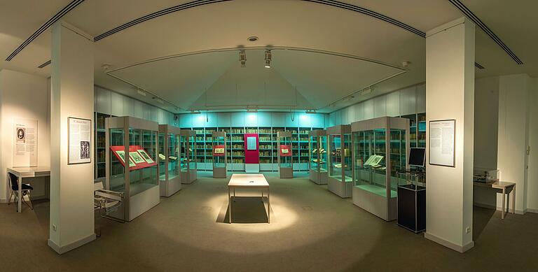 Der Raum für Sonderausstellungen: Die starre Struktur der Regale und Vitrinen im Schweinfurter Museum Otto Schäfer macht es schwer, besondere Präsentationen zu konzipieren. Der Raum für Sonderausstellungen: Die starre Struktur der Regale und Vitrinen im Schweinfurter Museum Otto Schäfer macht es schwer, besondere Präsentationen zu konzipieren.
