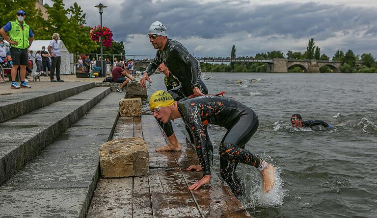 Main-Post-Mainfrankentriathlon 2021 in Kitzingen: Ausstieg nach dem Schwimmen Main-Post-Mainfrankentriathlon 2021 in Kitzingen: Ausstieg nach dem Schwimmen