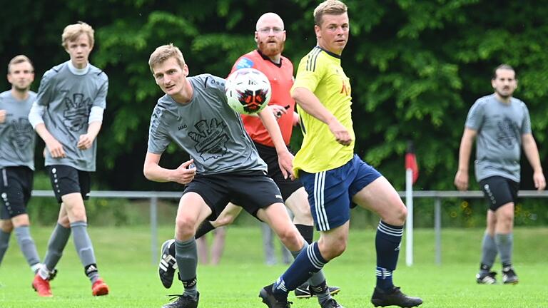 Matteo Wolf (vorne links) und die SpVgg Sulzdorf müssen nochmal ran. Das erste Relegationsspiel gegen die SG Oberleichtersbach/Modlos ging 0:2 verloren.