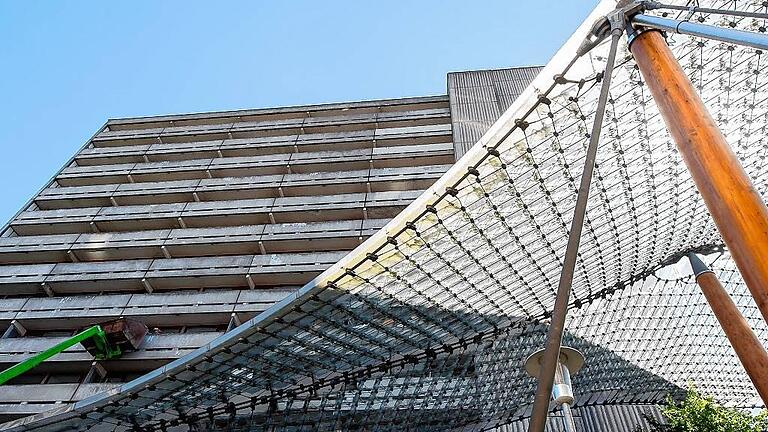 Das Bettenhaus im Hintergrund wird am Rhönklinikum-Areal Stockwerk für Stockwerk abgetragen. Das Glasdach darf dabei keinen Schaden nehmen. Das Bettenhaus im Hintergrund wird am Rhönklinikum-Areal Stockwerk für Stockwerk abgetragen. Das Glasdach darf dabei keinen Schaden nehmen.