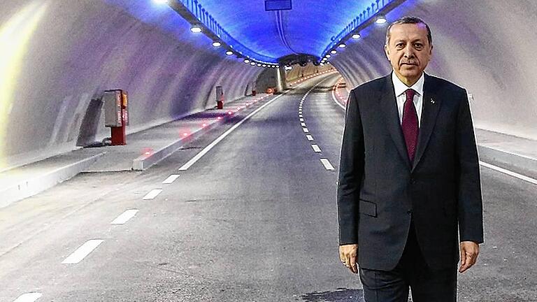 TURKEY-POLITCS-TRANSPORT-TUNNEL       -  Allein auf weiter Flur: Recep Tayyip Erdogan will sich gerade die Macht auf Jahrzehnte hinaus sichern. Ein Referendum im nächsten Jahr soll das Präsidialsystem bestätigen. Kritische Stimmen haben das Land verlassen oder müssen in der Türkei damit rechnen, verhaftet zu werden. Dieses Bild entstand vor wenigen Tagen, als ein Tunnel unter dem Bosporus eröffnet wurde, der die europäische und die asiatische Seite Istanbuls verbindet.