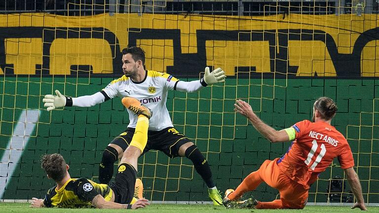 Roman Bürki       -  Glück für den BVB: Nikosias Nektarios Alexandrou verpasst den Ausgleich.