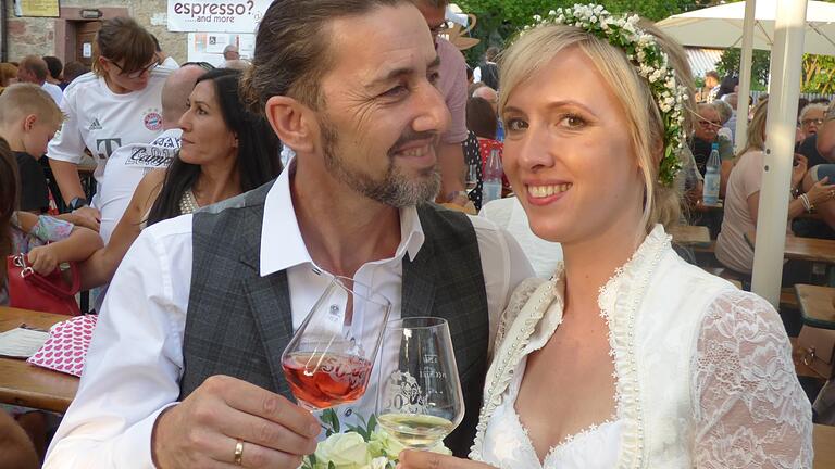 Alex Spahn und Anne-Kathrin Bruch stießen auf dem Homburger Weinfest auf eine gemeinsame Zukunft an. Alex Spahn und Anne-Kathrin Bruch stießen auf dem Homburger Weinfest auf eine gemeinsame Zukunft an.